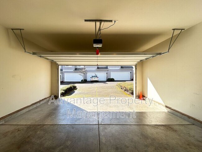 Building Photo - 3108 NW Morning Glory Dr