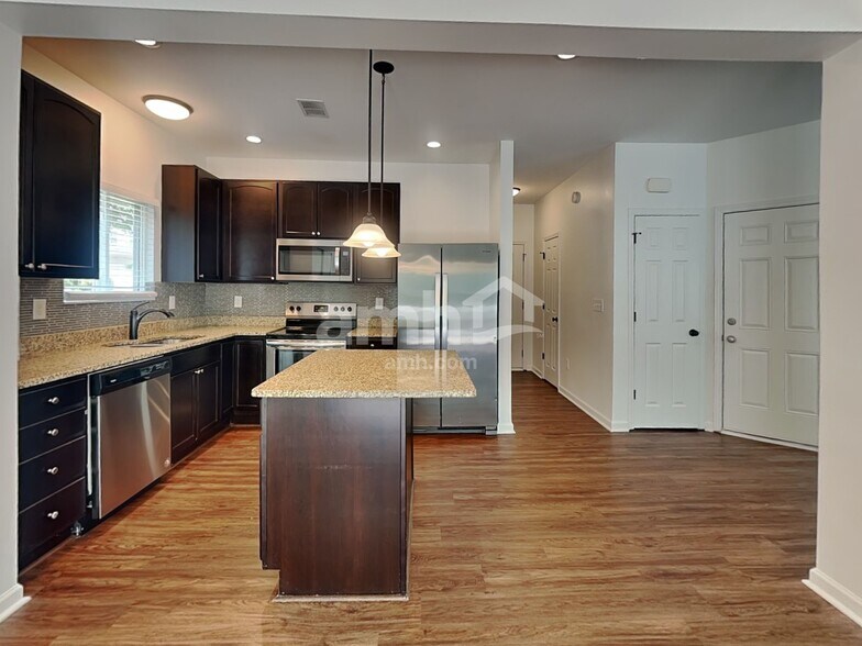 Building Photo - 1617 Shire Village Dr