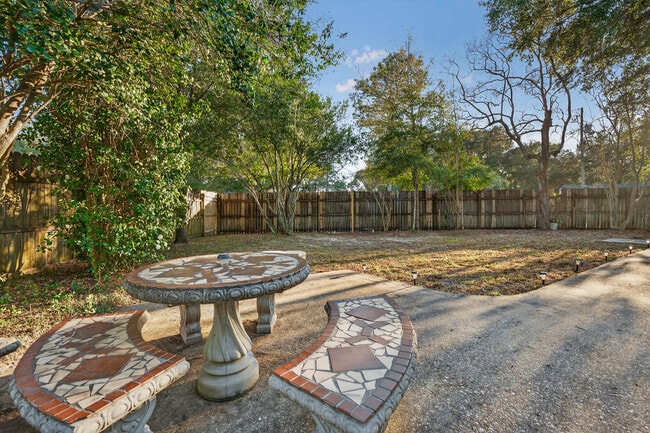 Building Photo - 420 Paradise Rd