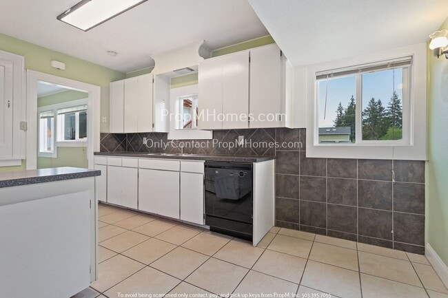 Building Photo - Charming Three Bedroom Home in Hazelwood!