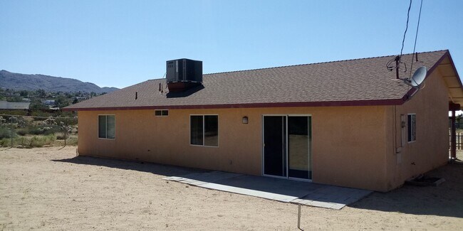 Building Photo - Welcome to your 3 bed 2 bath home in Joshua Tree!