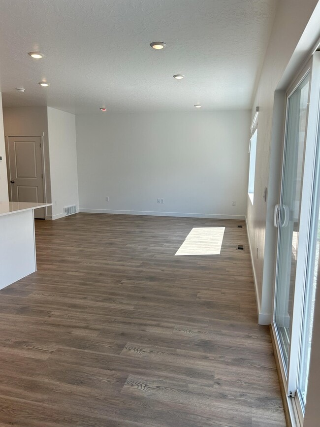 Building Photo - 613 N Pear Dr