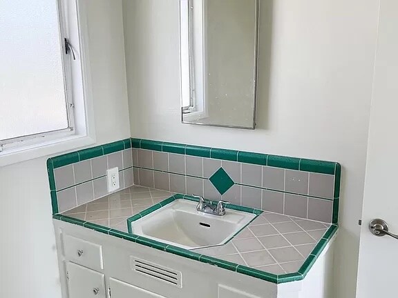 Building Photo - 250 Cliff Dr