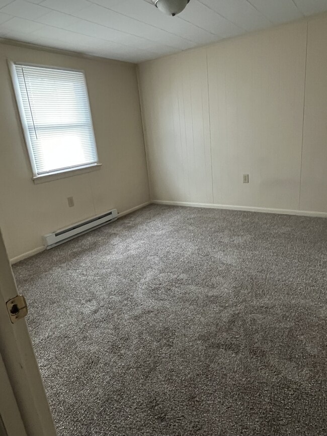 Building Photo - 611 Lincoln Way W