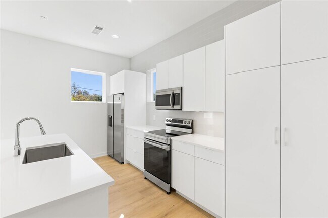 Building Photo - Modern 2-Bed Townhome with Attached Garage & Private Balcony in Gated Dallas Community