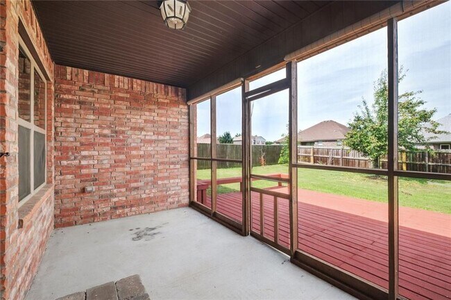 Building Photo - 904 SW Caprington St