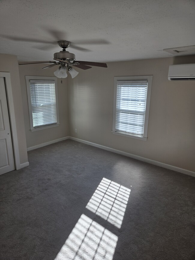 Building Photo - 5 Spaulding Ln