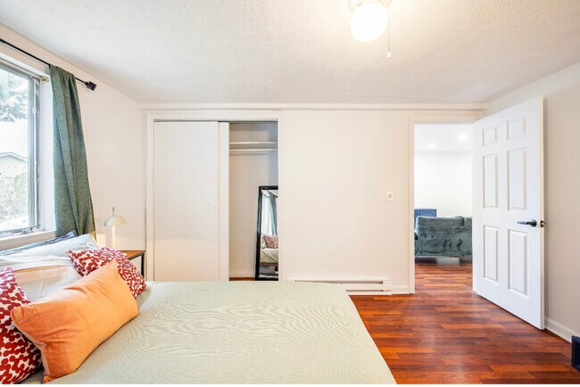 Private Serene bedroom suite - 11 Oakview Ln