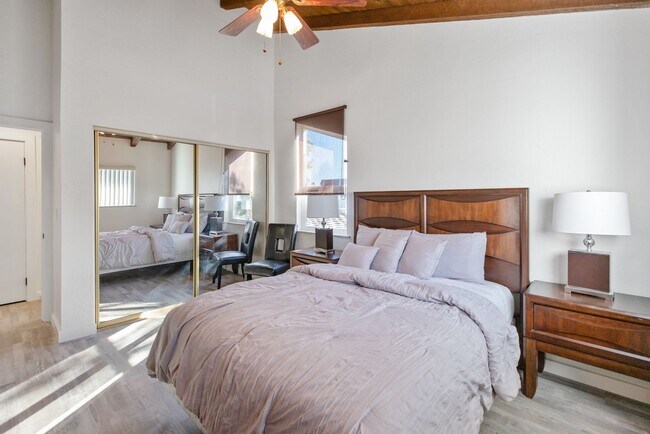 Building Photo - Highly Upgraded, Top Floor Condo in Huntin...