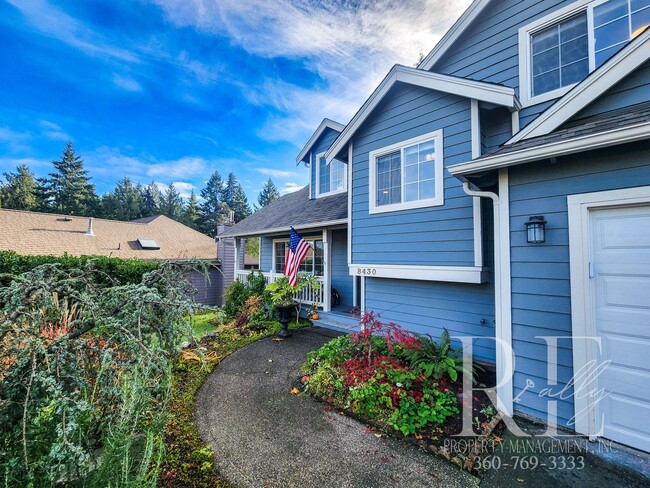 Building Photo - Elegant Silverdale Home with Private Backy...