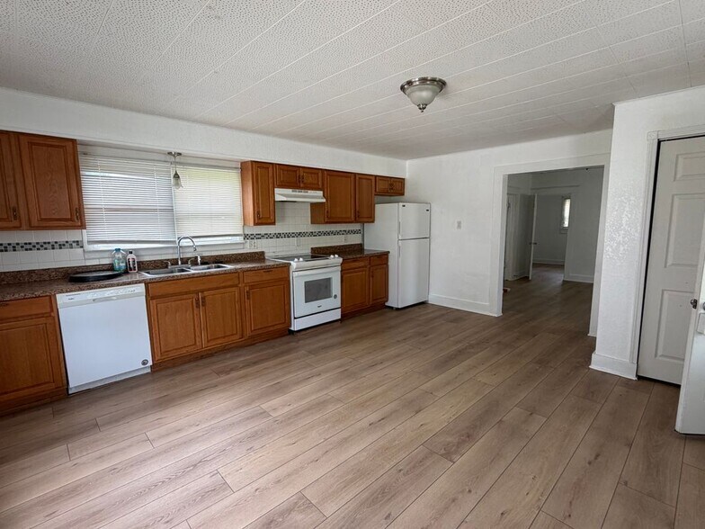Building Photo - 308 S Lillian Ave