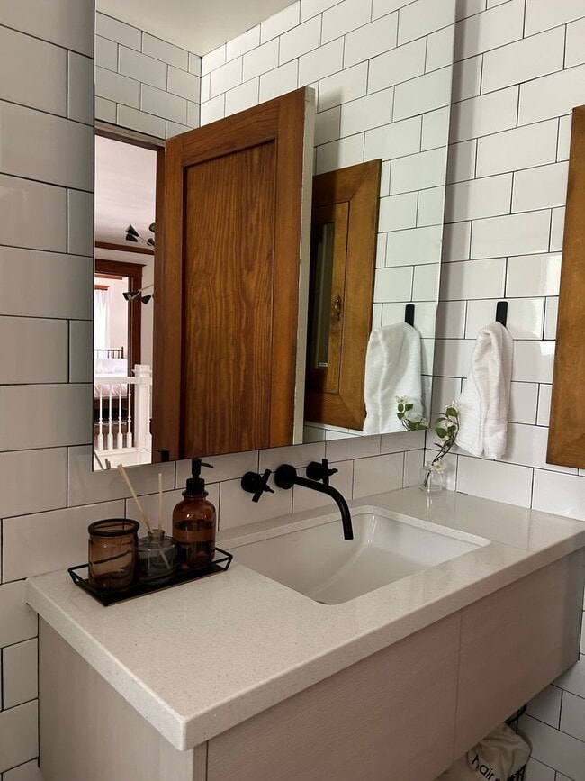 Building Photo - 6 Bed/2.5 Bathroom house in Provo!