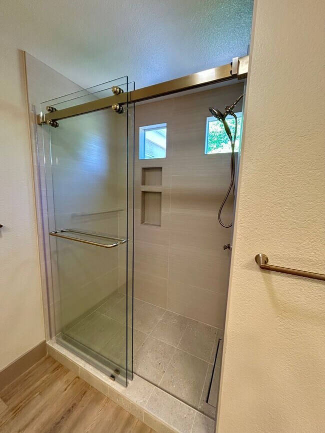 Building Photo - Remodeled and Comfortable Townhome