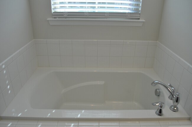 Building Photo - Beaver Creek Commons 3 Bed | 3.5 Bath Town...