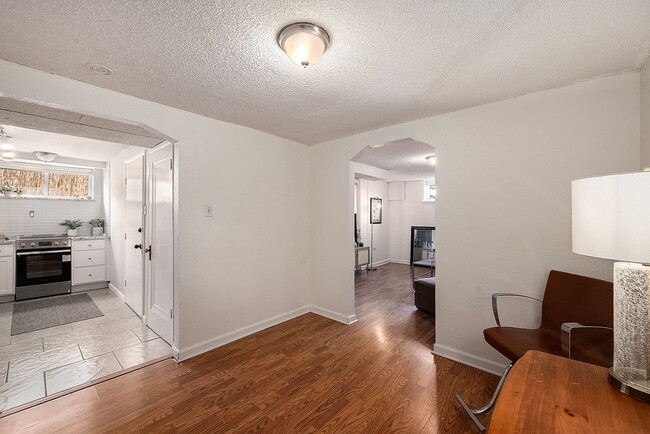 Building Photo - 2 Bedroom, 1 Bath Garden Level Unit in Park Hill