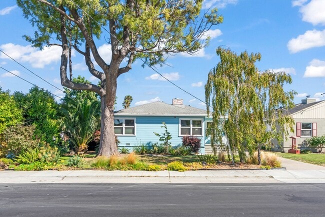 Building Photo - Pet Friendly 3Bd/2Ba Single-Family Home
