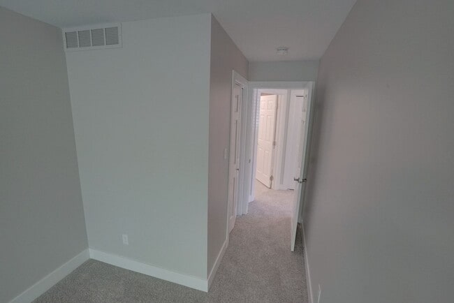 Building Photo - BEAUTIFUL End Townhome with Green Space!