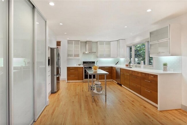 Building Photo - 1995 Commodore Ln