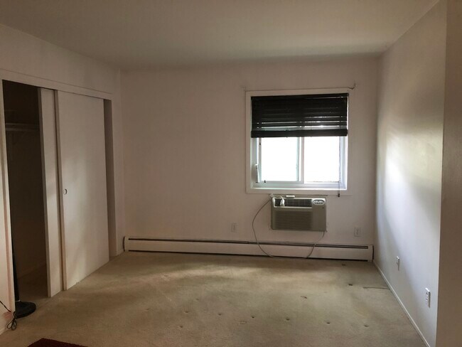 Building Photo - 1 Lake Ave