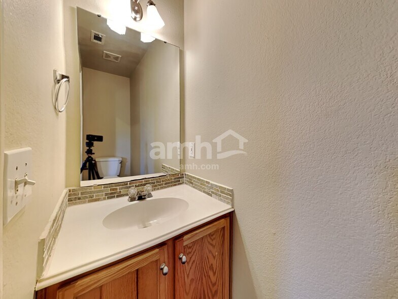 Building Photo - 3104 Pinehurst Ct