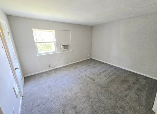 Building Photo - BEAUTIFUL TWO BEDROOM 1.5 BATHROOM APARTME...
