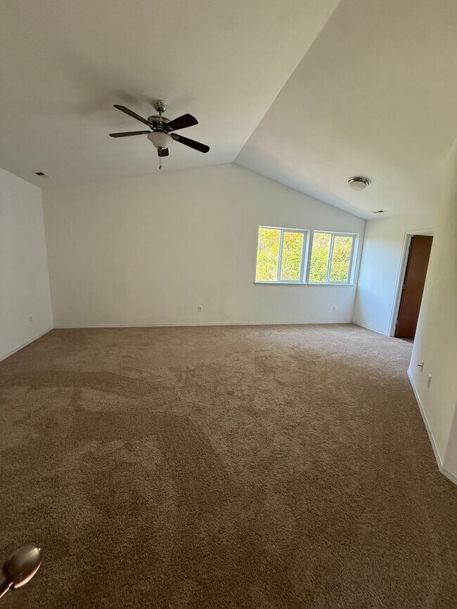 Building Photo - 5 bedroom spanaway home!