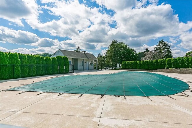 Building Photo - 2 Bedroom Condo - 1.5 Baths, Community Pool, Central AC