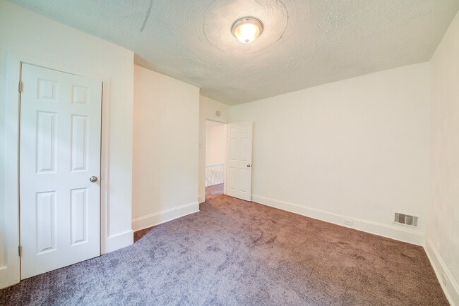 Building Photo - Available JUNE 2026 - Spacious 2 Bedroom Home in Mt. Washington!