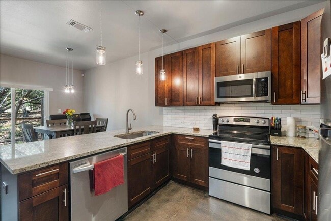 Building Photo - 5800 Clubhouse Dr
