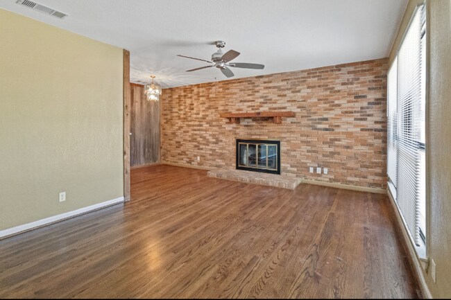 Building Photo - 10911 Visalia Dr