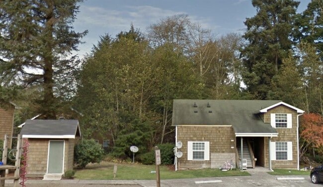 Building Photo - 1121 Spruce Ct