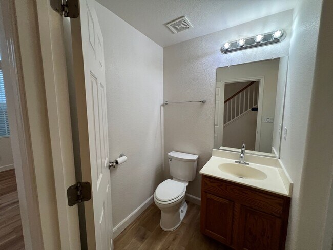 Building Photo - 5 bedroom home located in Sylvan School District!