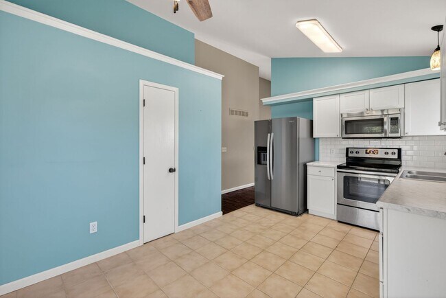 Building Photo - Move-In Ready Gem on a Corner Lot in O’Fal...