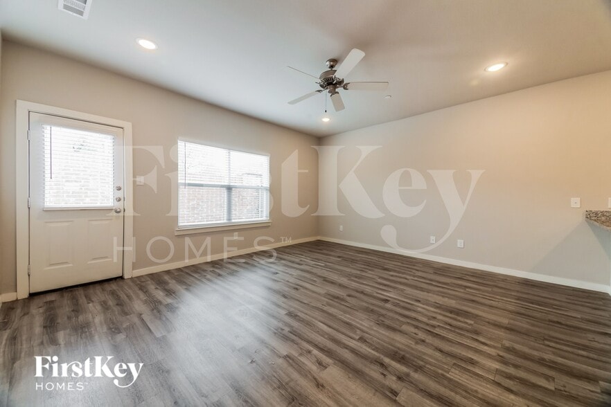 Building Photo - 607 Ava Trl