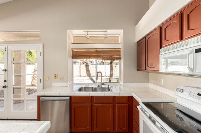 Building Photo - Beautiful 3 bedroom home in Ahwatukee Foothills with sparkling pool!