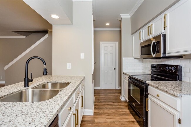 Kitchen - Refrigerator, microwave, oven, dishwasher, disposal - 3780 Tanglewilde St