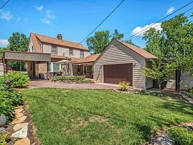 Building Photo - Incredible, executive, fully furnished, im...