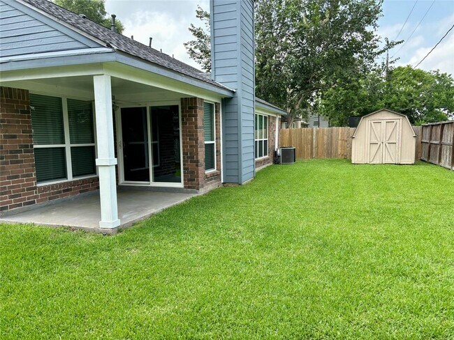 Building Photo - 3909 Ashwood Dr