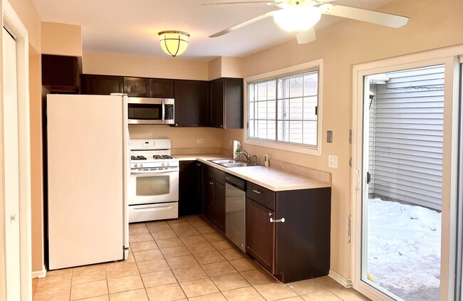 Building Photo - 17 Le Jardin Ct
