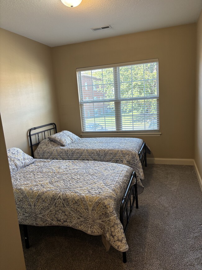 Building Photo - 613 Grandview Ct