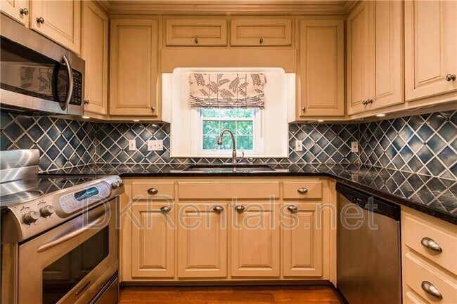 Building Photo - 82 Montre Square NW