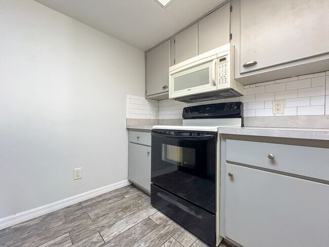 Building Photo - Adorable 2/2 in Grantwood