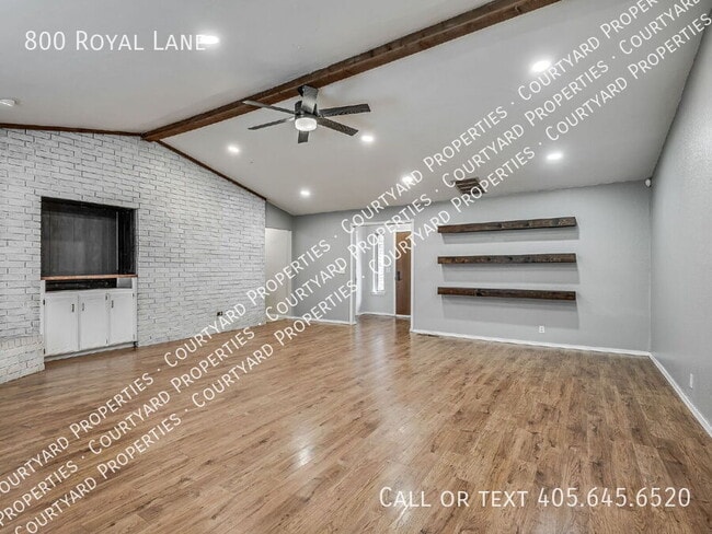 Building Photo - 800 Royal Ln