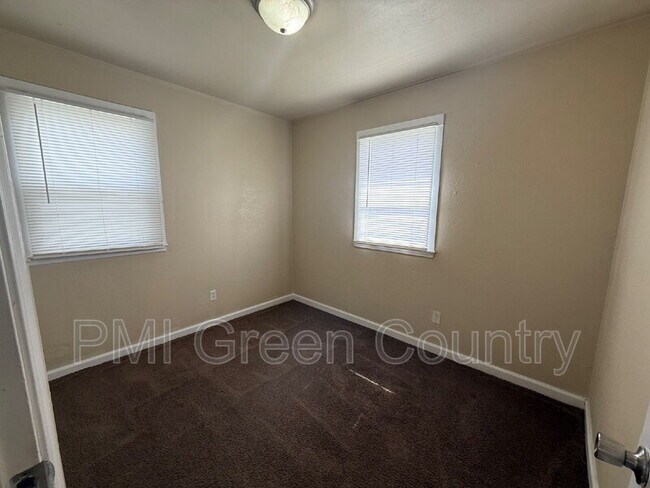 Building Photo - 334 W 63rd Pl N