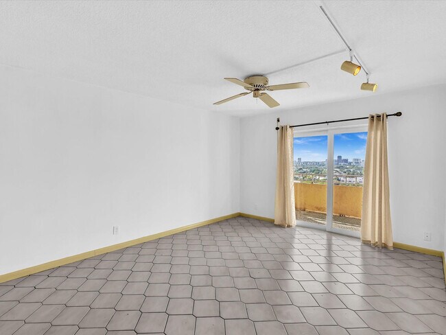 Building Photo - 900 NE 18th Ave