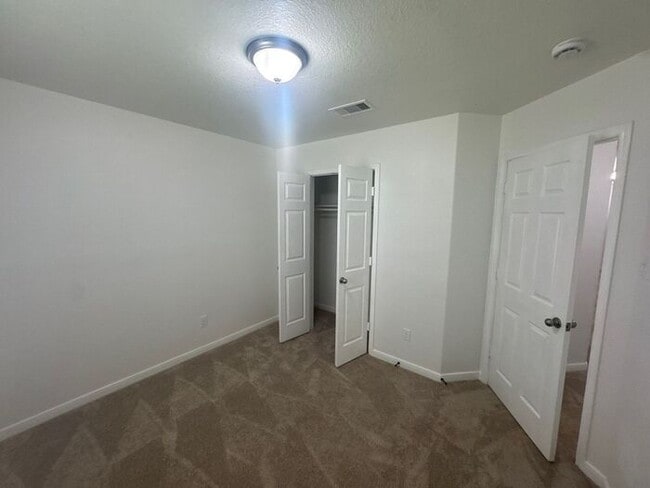 Building Photo - Spacious Hockley Home with Attached 2-Car ...
