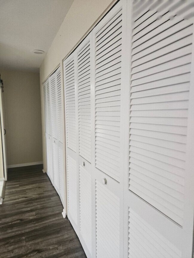 Building Photo - Port Charlotte home