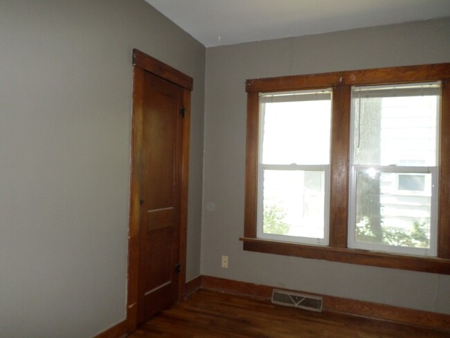 Building Photo - 4 bedroom for JUNE