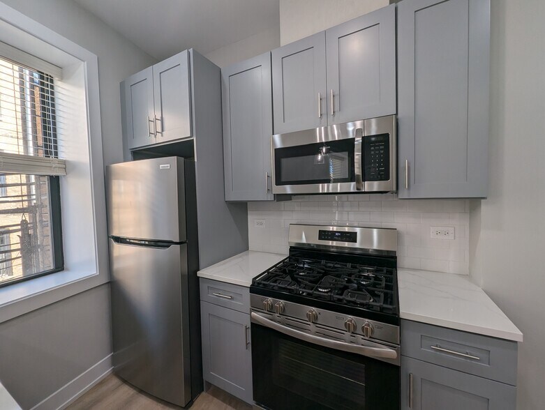 Building Photo - 423 W Belden Ave