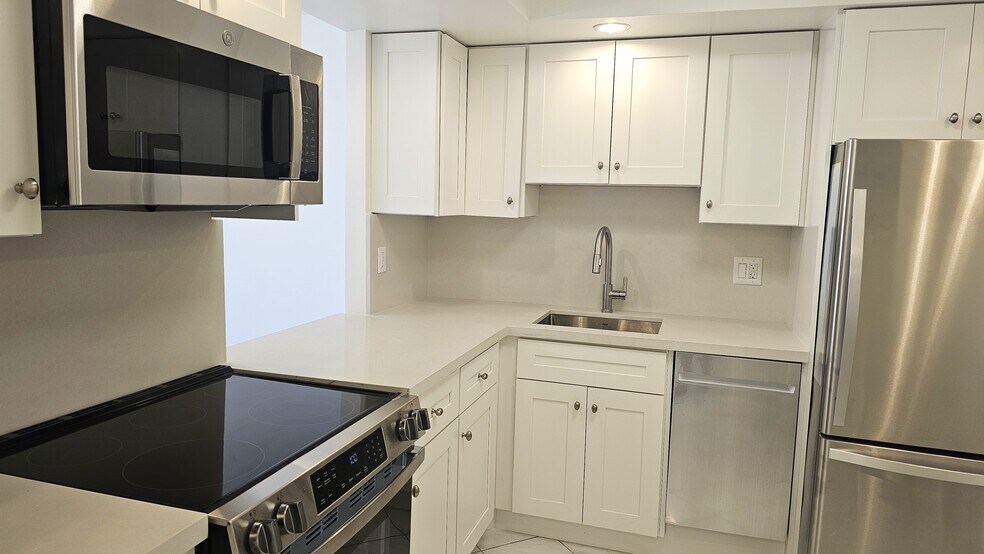 Building Photo - 1825 S Ocean Dr